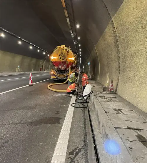 凌云隧道排水渠清淤